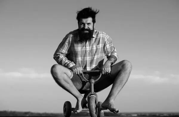 Motociclista Engraçado Homem Montando Uma Bicicleta Pequena — Fotografia de Stock