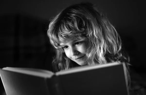 Netter Kleiner Junge Liest Buch Kind Mit Aufgeschlagenem Buch Hausschulstunde — Stockfoto