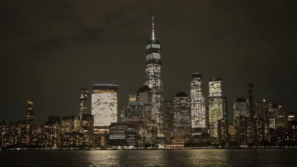 纽约市的天际带着摩天大楼在哈德森上空盘旋 曼哈顿夜晚 市中心 纽约夜晚摩天大楼 纽约夜空线 — 图库视频影像