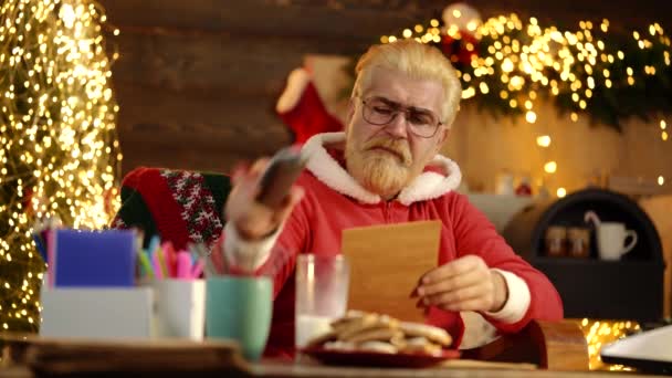 Apa Télapó Jelmezben Otthon Boldog Karácsonyt Szilvesztert Mikulás Otthon Belső — Stock videók