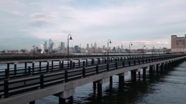 New York, New Jersey 'den Manhattan silueti. Hudson nehrinin üzerinde Manhattan. New York şehir manzarası, hava manzarası. Manhattan şehir merkezi gökdelenleri ile nehir üzerinde yansımaları olan