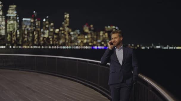 Obchodník Telefonem Business Man Používá Smartphone Outdoors Night City Noční — Stock video