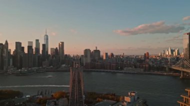 Brooklyn Köprüsü üzerindeki İHA 'dan şehir manzarası. Manhattan manzarası yukarıdan, Brooklyn Köprüsü 'nün yakınındaki bir kuadkopter sayesinde. Manhattan Havalimanı, Brooklyn. Drone Views. Brooklyn Köprüsü
