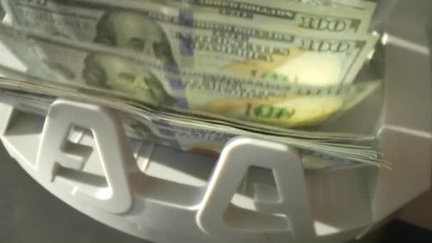 Makró Számláló Dollár Bankjegyek Pénzszámláló Gép 100 Dolláros Bankjegyekkel Banki — Stock videók
