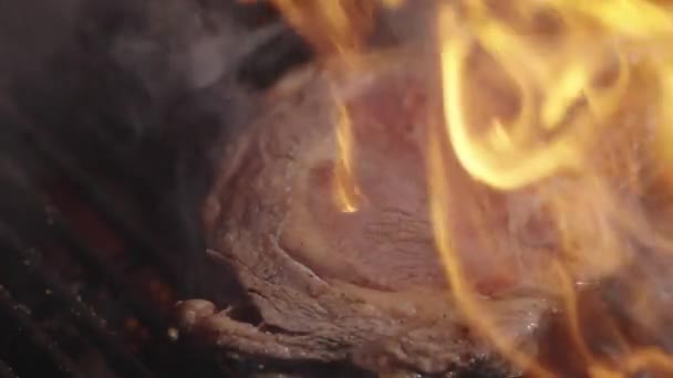 Grillowanie Mięsa Ogniem Grill Mięso Stek Gotowania Płonącym Grillu Grillowane — Wideo stockowe