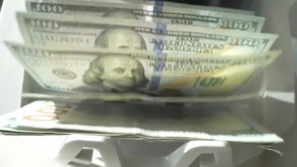 Sluiten Van Geldtelmachines Die Dollarbiljetten Tellen Bankbiljetteller Geldteller Met Dollarbiljetten — Stockvideo