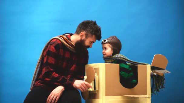 Rodzicielstwo Ojców Szczęśliwego Dnia Ojca Ojciec Syn Bawią Się Zabawkowym — Wideo stockowe