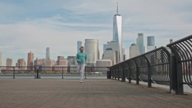 New York 'ta koşan koşucu adam. Amerikan caddesinde koşan New York 'lu 40' lı yaşlarda bir sporcu. Aktif sağlıklı koşucu dışarıda koşuyor. Manhattan 'ı spor kıyafetleri içinde koşan adam yönetiyor. New York 'ta koşan bir koşucu