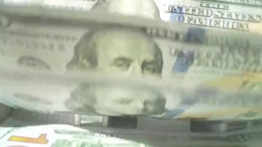 Macro, dolarları sayarak saymaya başladı. 100 dolarlık banknotları olan para sayma makinesi. Banka para birimi ve finans. Nakit para sayımını kapat. Kriz işleri, enflasyon kavramı