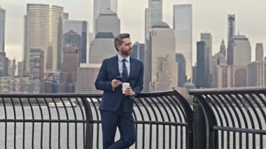 İş adamı dışarıda bekliyor. İş adamı telefonda konuşuyor. Manhattan yakınlarında. Telefonda iş konuşması. İş adamı hücresi dışarıda bekliyor. New York 'taki caddede bir iş adamı telefonu tutuyor.