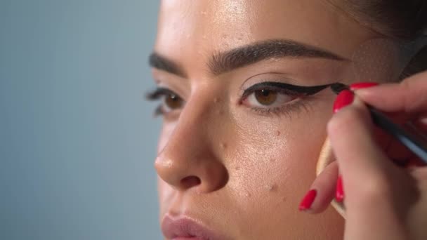 Une Jeune Femme Maquillée Gros Plan Visage Cosmétique Mascara Maquilleur — Video