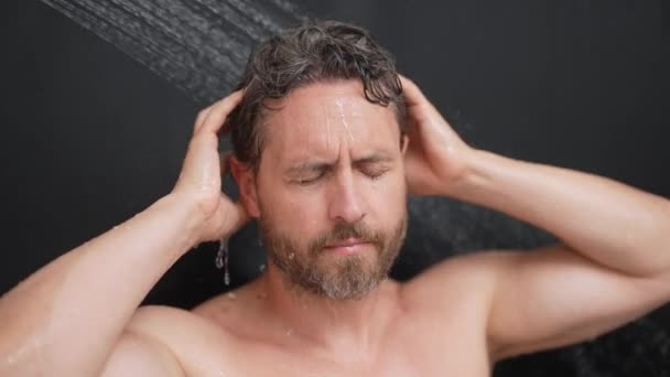 Tysiącletni Człowiek Myjący Włosy Wannie Facet Kąpiący Się Wannie Twarz — Wideo stockowe