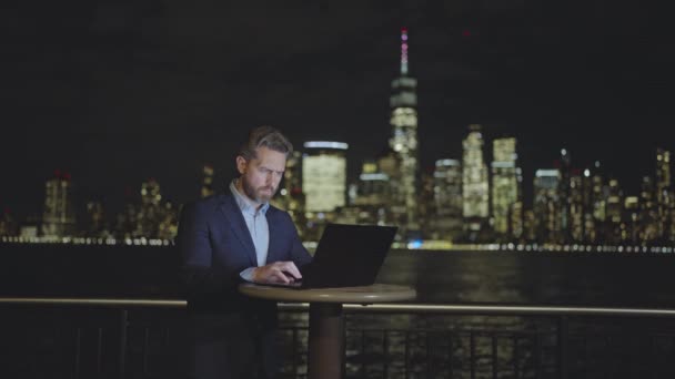 Empresario Que Usa Laptop Por Noche Con Luces Neón Ciudad — Vídeos de Stock
