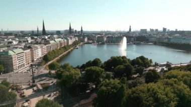 Yukarıdan Hamburg şehri. Almanya 'nın Hamburg kentindeki Binnenalster Gölü' nün panoramik görüntüsü. Merkezde Rathaus belediye binası ve Hamburg 'daki Alster Gölü var. Şehir manzarası Hamburg