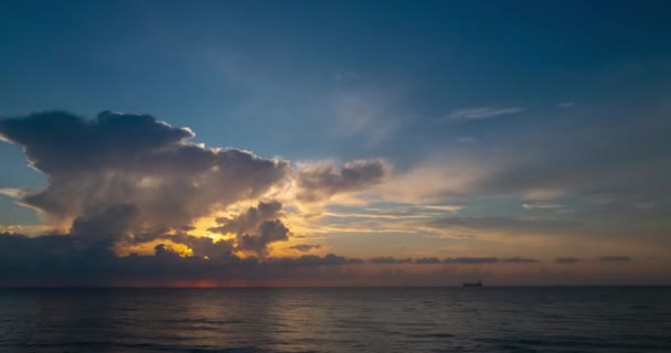 Timelapse Nubes Dramáticas Mar Nubes Tormenta Cámara Lenta Nubes Oscuras — Vídeo de stock