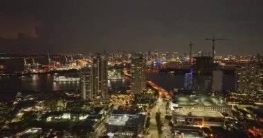 Miami Beach, South Beach, Florida 'nın gece hava aracı manzarası. Miami South Beach 'teki lüks bir tatil köyünün sinematik videosu. Güneşli bir günde Miami Plajı, hava manzaralı. Miami şehir merkezi.