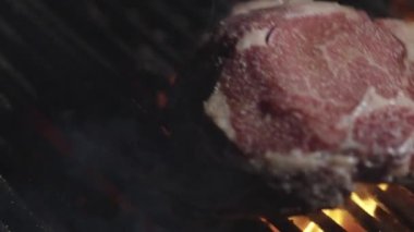 Ateşte kavrulmuş et. Izgarada alevli biftek. Alevli ızgarada pişen et biftekleri. Barbeküde kızartılmış et. Izgarada biftek. Izgarada ateşte pişmiş et.
