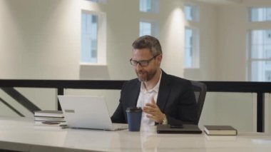 İş adamı web kamerasında konuşuyor. Çevrimiçi video toplantısı. Ofisteki video konferansında çalışan konuşuyor. İş adamının video görüşmesi var. İş adamı laptopta görüntülü sohbet yapıyor. İş sohbeti