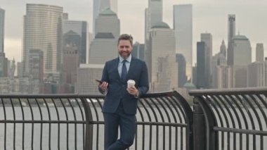 Telefonda iş konuşması. İş adamı cep telefonu dışarıda bekliyor. Takım elbiseli adam NYC 'de konuşuyor. Konuşmacı. Amerikan caddesinde motivasyon konuşmacısı. Paradan bahsediyorum.