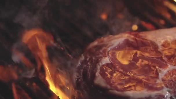 Мясо Гриле Огнем Еда Кухня Мясо Стейк Приготовления Пылающий Гриль — стоковое видео