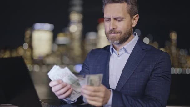 Empresarios Hombre Traje Contando Dinero Calle Nocturna Contándonos Billetes Dólar — Vídeos de Stock
