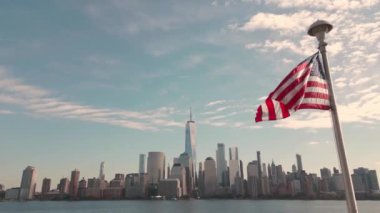 Amerikan bayrağı. Anma Günü, Gaziler Günü, 4 Temmuz. New York yakınlarında Amerikan Bayrak Dalgası, Manhattan manzaralı. 4 Temmuz, Amerikan bayraklarıyla, Bağımsızlık Günü. Amerikan bayrakları NYC 'ye karşı dalgalanıyor
