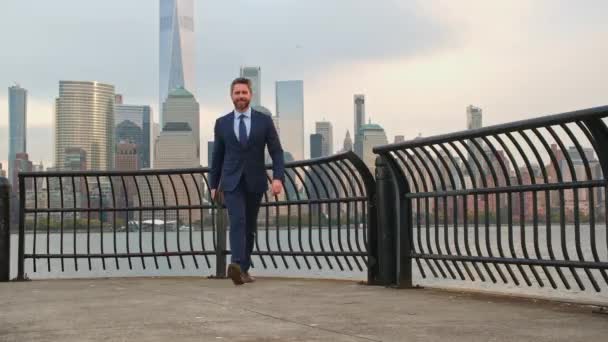 Affärsman Utomhus Affärsman Promenad Affärsdistriktet Manhattan Affärsman Kostym Går Framför — Stockvideo