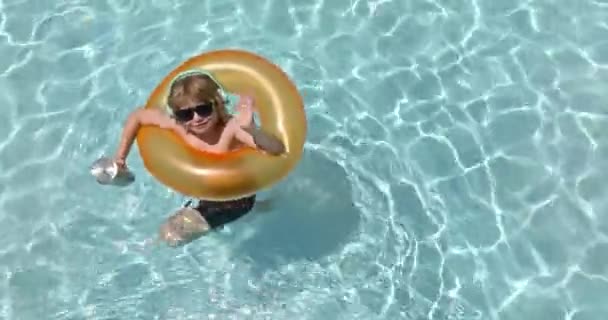 Chłopak Pływa Letnim Basenie Nadmuchiwanym Pierścieniu Góry Dzieciak Basenie Widok — Wideo stockowe