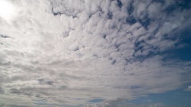 Bulutlar zaman ayarlı. Mavi gökyüzündeki bulutlar hareket ediyor. Zaman ayarlı. Gökyüzündeki Bulutlar Zaman Çizelgesi. Hareket eden bulutlar. Kümülüs bulutlu zaman çizelgesi. Gökyüzü zaman atlaması. Doğa mavi gökyüzü