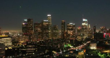 Los Angeles şehir merkezinin gece hava görüntüsü. Skyline, Los Angeles Finans Bölgesi, Kaliforniya. Geceleri Los Angeles şehir merkezindeki binalar. Los Angeles, ABD 'deki gece şehrinin havadan görüntüsü