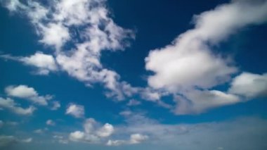 Mavi gökyüzünde hareket eden bulutlar. Zaman Mavisi Bulutu. Bulutlar Zamanaşımı. Hareket eden bulutlar. Kümülüs bulut manzarası. Gökyüzü zaman atlaması. Doğa mavi gökyüzü