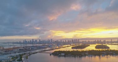 Miami hava manzaralı. Art deco bölgesi, Miami Florida. Ünlü cadde. Drone manzarası, günbatımı gökyüzü, kumsal. Miami 'de Ocean Drive. Alacakaranlık plajı. Miami 'deki Ocean Drive' ın havadan görüntüsü