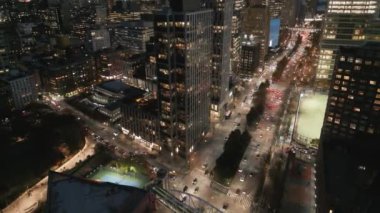 Manhattan 'ın gece ışıkları. Manhattan 'da bir gece, New York hava manzaralı. New York Şehri, insansız hava aracından aydınlatılmış Manhattan manzarası. New York, Manhattan silueti. Gece şehri sahnesi New York, ABD. Kentsel Amerikan Büyük Şehri