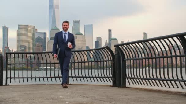 Affärsman Går Utomhus Affärsman Promenad Affärsdistriktet Manhattan Affärsman Kostym Framför — Stockvideo
