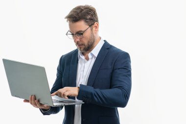 Dizüstü bilgisayar kullanan takım elbiseli bir iş adamı. Erkek işadamı bilgisayar bilgisayarından video izliyor. Ciddi adam dizüstü bilgisayarı tutuyor. Gözlüklü adam dizüstü bilgisayarla çalışıyor, stüdyo resmi beyaz üzerinde.