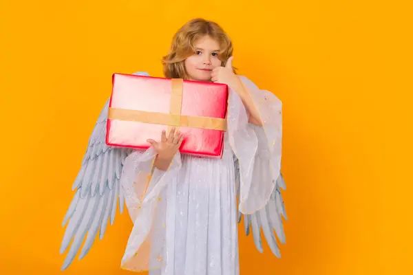 天使小孩带着礼物盒礼物可爱的天使小孩 工作室的肖像 天使般的孩子 有天使般的翅膀 与世隔绝的背景 — 图库照片