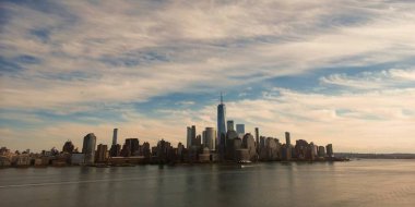 Jersey 'den Hudson Nehri' ne kadar gökdelenleri olan New York City silueti. Manhattan, Midtown, NYC, ABD. New York 'un iş bölgesinde gökdelenler, binalar, New York kuleleri. New York silüeti