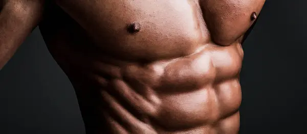 男性の胸を閉じる 胸筋肉について 男性のトーソを欠席させました 筋肉体と6パックの欠席を示す運動マン シャツレス トップレス コンセプト — ストック写真