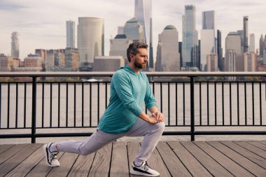 Son sınıf öğrencisi bacak kaslarını çalıştırıyor. Sağlıklı bir emeklilik hayatı. Aktif kıdemli adam dışarıda egzersiz yapıyor. Emeklilikten sonra aktif. Olgun emekli sporcu esneme hareketleri yapıyor.