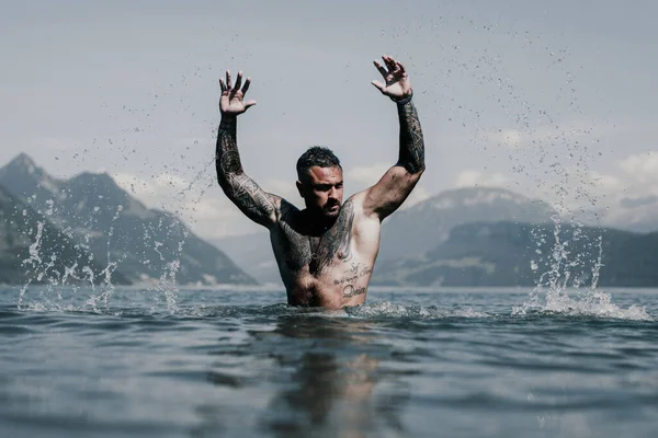 Sexy Muscular Hispânico Homem Espirrando Água Lago Modelo Sexy Masculino — Fotografia de Stock