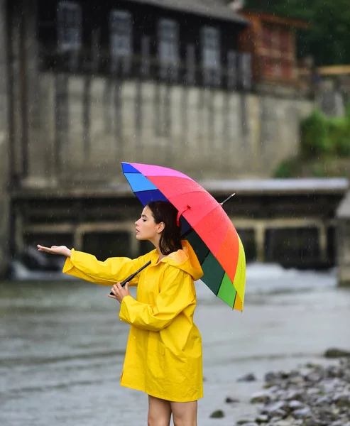 Deštivý Den Vtipná Ženská Drží Deštník Kapkami Deště Dívka Pod — Stock fotografie