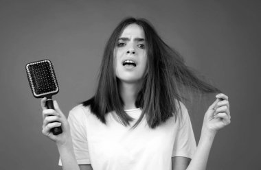 Saçını taramış, saçları sorunlu bir kadın. Saç dökülmesi ve kel problemleri kavramı