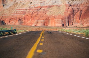 Taşlı manzara, akşamları yol. Kırsal alan