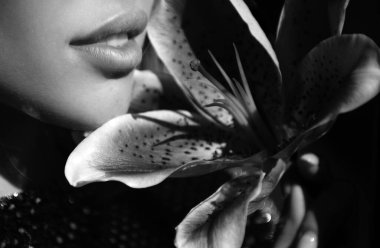 Güzel genç bayan Lips. Zambaklı kadın dudakları, doğulu melezler, lityum. Moda ve güzellik