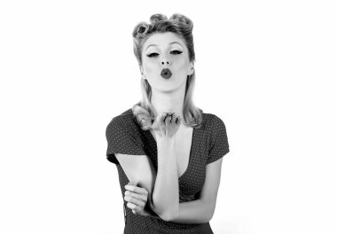 Beyaz arka planda güzel sarışın bir kadının portresi, hava öpücüğü.