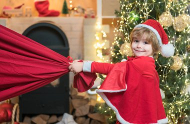 Noel Baba 'yla tanışmak istiyorum. Noel Baba çocuk Noel 'i evde kutluyor. Noel Baba çocuk bir çanta dolusu hediyeyle. Noel ve Yeni Yıl posterleri için