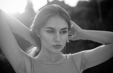 Güzel genç bir kadın, hassas bir kız. Güneşli sonbahar gününde yumuşak güneşli güneş ışığı. Moda ve güzellik