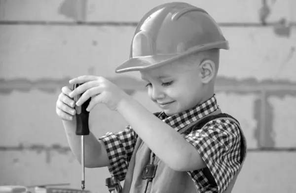 Дети Играют Припасами Инструментами Пилой Молотком Отверткой Шлемом Строителем Плотником — стоковое фото