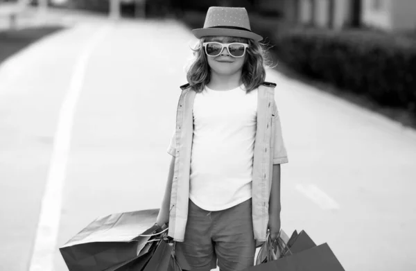 Kind Mit Einkaufstaschen Mode Und Verkauf Wenig Käufer — Stockfoto