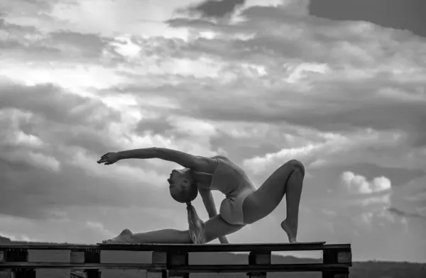 アートバレエ 若い女性のワークアウト 公園でのフィットネストレーニング 女の子はフィットボディを伸ばし ヨガやピラティスの練習をする女の子 若いバレリーナバレエダンサー — ストック写真